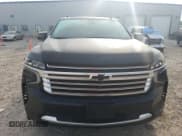 ✅ 2022 Chevrolet Suburban High Country • VIN: 1GNSKGKL4NR149167 • Lot: 70810774. Wystawiony na Copart z przebiegiem 54 817 mil. Bezpłatny archiwum sprzedaży aukcyjnych z USA i szczegółowy raport historii pojazdu na DreamBid. Zdjęcie 5.