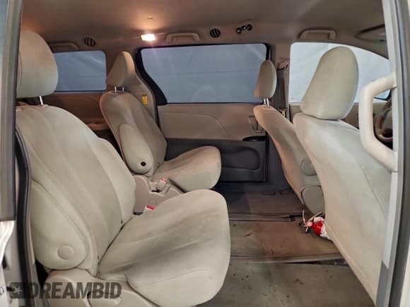 ✅ 2014 Toyota Sienna L • VIN: 5TDZK3DC5ES461450 • Лот: 92722155. Опубликован ранее на Copart с пробегом 108 449 миль. Бесплатный доступ к архиву аукционных продаж из США и подробный отчёт об истории автомобиля на DreamBid. Изображение 10.