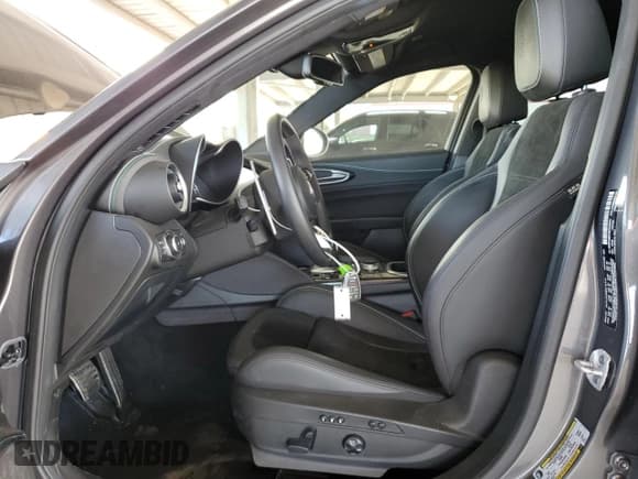 ✅ 2021 Alfa Romeo Giulia Quadrifoglio • VIN: ZARFAMEV5M7646074 • Lot: 46932545. Wystawiony na Copart z przebiegiem 21 797 mil. Bezpłatny archiwum sprzedaży aukcyjnych z USA i szczegółowy raport historii pojazdu na DreamBid. Zdjęcie 7.