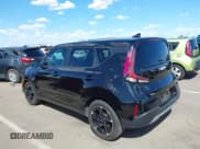 ✅ 2024 Kia Soul EX • VIN: KNDJ33AU6R7918810 • Lot: 43185442. Wystawiony na IAAI z przebiegiem 21 437 mil. Bezpłatny archiwum sprzedaży aukcyjnych z USA i szczegółowy raport historii pojazdu na DreamBid. Zdjęcie 3.