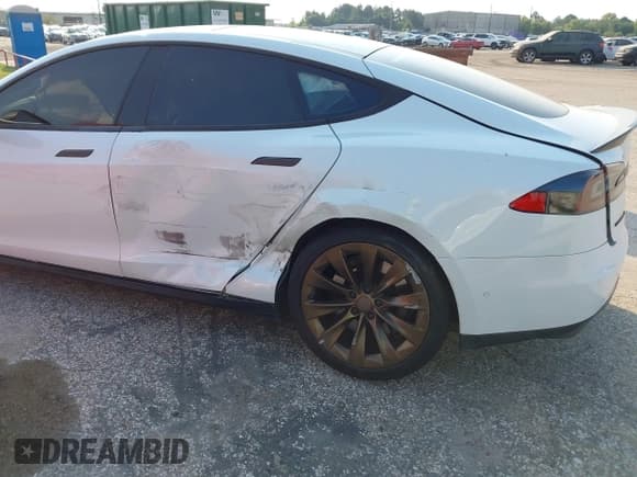 ✅ 2015 Tesla Model S 85D • VIN: 5YJSA1S22FF082785 • Lot: 43241427. Wystawiony na IAAI z przebiegiem 98 498 mil. Bezpłatny archiwum sprzedaży aukcyjnych z USA i szczegółowy raport historii pojazdu na DreamBid. Zdjęcie 6.