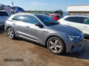 ✅ 2019 Audi e-tron Premium Plus • VIN: WA1LABGE4KB015125 • Лот: 43220501. Опубликован ранее на IAAI с пробегом 61 197 миль. Бесплатный доступ к архиву аукционных продаж из США и подробный отчёт об истории автомобиля на DreamBid. Изображение 1.