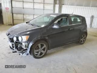 2013 Chevrolet Sonic RS z VIN 1G1JH6SB7D4222282, wystawiony jako Copart lot #53361875 z przebiegiem 85 963 mil mil oraz Szkoda całkowita • Salvage title. Historia ofert i sprzedaży dostępna na DreamBid. Obrazek 1.
