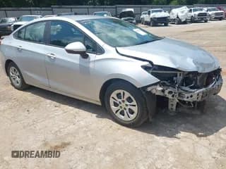 ✅ 2019 Chevrolet Cruze • VIN: 1G1BJ5SM3K7106402 • Лот: 42422526. Опубликован ранее на IAAI с пробегом 104 627 миль. Бесплатный доступ к архиву аукционных продаж из США и подробный отчёт об истории автомобиля на DreamBid. Изображение 1.