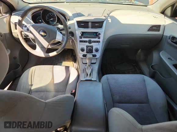 2011 Chevrolet Malibu 1LS z VIN 1G1ZB5E16BF220266, wystawiony jako Copart lot #84942085 z przebiegiem 216 547 mil mil oraz Szkoda całkowita • Salvage title. Historia ofert i sprzedaży dostępna na DreamBid. Obrazek 8.