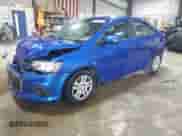 2019 Chevrolet Sonic LS z VIN 1G1JB5SB1K4125359, wystawiony jako Copart lot #72516934 z przebiegiem 97 512 mil mil oraz Szkoda całkowita • Salvage title. Historia ofert i sprzedaży dostępna na DreamBid. Obrazek 1.