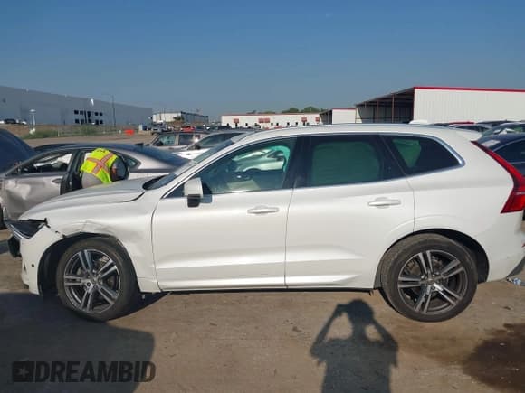 ✅ 2018 Volvo XC60 Momentum • VIN: LYV102RKXJB101068 • Lot: 43188595. Wystawiony na IAAI z przebiegiem 48 057 mil. Bezpłatny archiwum sprzedaży aukcyjnych z USA i szczegółowy raport historii pojazdu na DreamBid. Zdjęcie 14.