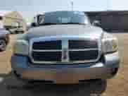 2007 Dodge Dakota SLT z VIN 1D7HW48K07S181278, wystawiony jako Copart lot #70604815 z przebiegiem 85 441 mil mil oraz Czysty tytuł • Clean title. Historia ofert i sprzedaży dostępna na DreamBid. Obrazek 5.