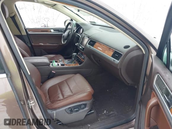 ✅ 2011 Volkswagen Touareg Sport • VIN: WVGFF9BP4BD000338 • Lot: 43792411. Listed on IAAI with 20,972 mi. Free auction sales archive from the USA and detailed vehicle history report at DreamBid. Image 5.