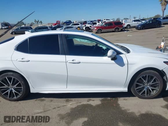 ✅ 2022 Toyota Camry Hybrid SE • VIN: 4T1S31AKXNU585302 • Lot: 43654902. Listed on IAAI with 59,101 mi. Free auction sales archive from the USA and detailed vehicle history report at DreamBid. Image 13.