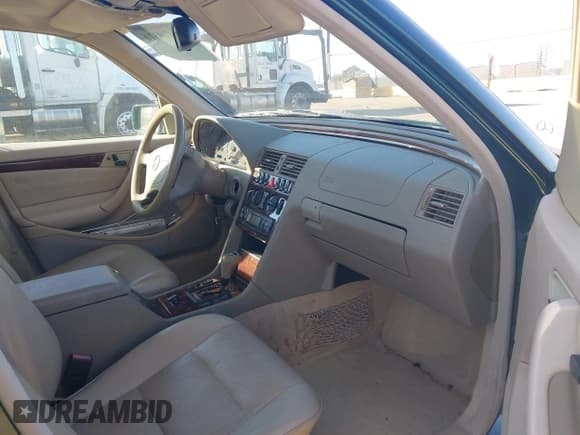 ✅ 2000 Mercedes-Benz C 230 Kompressor • VIN: WDBHA24G9YA852483 • Lot: 41479316. Wystawiony na IAAI z przebiegiem Nie podano. Bezpłatny archiwum sprzedaży aukcyjnych z USA i szczegółowy raport historii pojazdu na DreamBid. Zdjęcie 5.