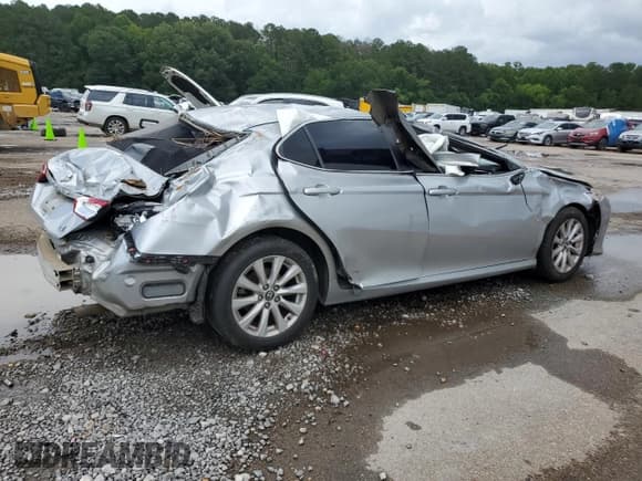 ✅ 2018 Toyota Camry LE • VIN: 4T1B11HKXJU087896 • Лот: 61462465. Опубликован ранее на Copart с пробегом 155 955 миль. Бесплатный доступ к архиву аукционных продаж из США и подробный отчёт об истории автомобиля на DreamBid. Изображение 3.