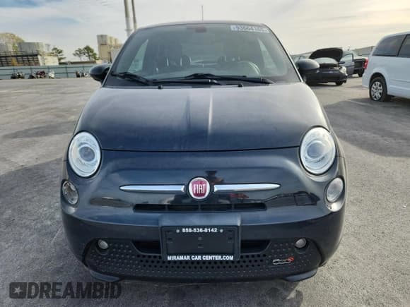 ✅ 2017 FIAT 500e • VIN: 3C3CFFGE5HT545968 • Lot: 93664165. Wystawiony na Copart z przebiegiem 36 705 mil. Bezpłatny archiwum sprzedaży aukcyjnych z USA i szczegółowy raport historii pojazdu na DreamBid. Zdjęcie 5.