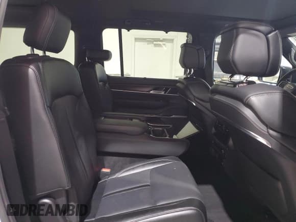 ✅ 2024 Jeep Grand Wagoneer • VIN: 1C4SJSEP8RS107368 • Лот: 57612655. Опубликован ранее на Copart с пробегом 32 913 миль. Бесплатный доступ к архиву аукционных продаж из США и подробный отчёт об истории автомобиля на DreamBid. Изображение 11.