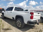 ✅ 2023 Chevrolet Silverado 2500HD Custom • VIN: 2GC4YMEY4P1707570 • Lot: 65927595. Wystawiony na Copart z przebiegiem 28 402 mil. Bezpłatny archiwum sprzedaży aukcyjnych z USA i szczegółowy raport historii pojazdu na DreamBid. Zdjęcie 2.