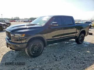 2025 Ram 1500 Rebel z VIN 1C6SRFLP0SN633704, wystawiony jako Copart lot #70535985 z przebiegiem 7 886 mil mil oraz Czysty tytuł • Clean title. Historia ofert i sprzedaży dostępna na DreamBid. Obrazek 1.
