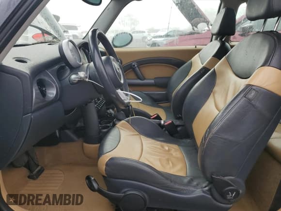 ✅ 2004 MINI Hardtop • VIN: WMWRC33414TJ59836 • Лот: 87278665. Опубликован ранее на Copart с пробегом 124 365 миль. Бесплатный доступ к архиву аукционных продаж из США и подробный отчёт об истории автомобиля на DreamBid. Изображение 7.