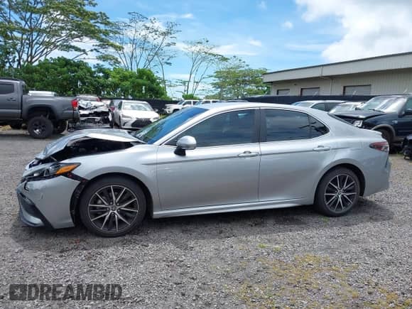 2022 Toyota Camry SE z VIN 4T1T11AK6NU643562, wystawiony jako IAAI lot #42478394 z przebiegiem 27 570 mil mil oraz . Historia ofert i sprzedaży dostępna na DreamBid. Obrazek 14.