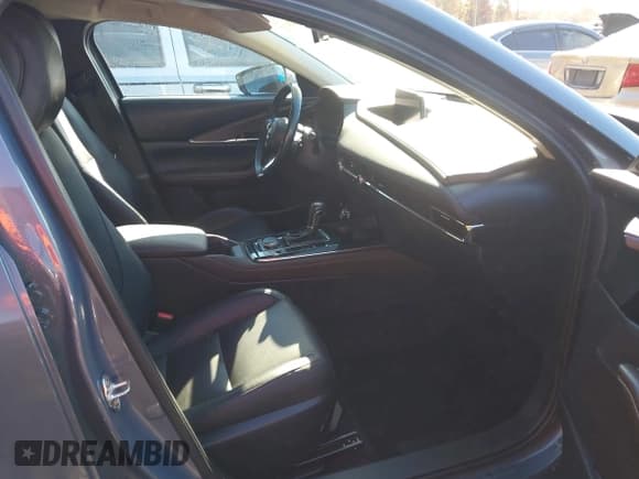 ✅ 2021 Mazda CX-30 Premium • VIN: 3MVDMBDL3MM252803 • Lot: 43520132. Wystawiony na IAAI z przebiegiem 44 307 mil. Bezpłatny archiwum sprzedaży aukcyjnych z USA i szczegółowy raport historii pojazdu na DreamBid. Zdjęcie 5.