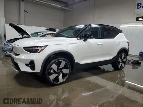 ✅ 2023 Volvo XC40 Ultimate • VIN: YV4ED3UM0P2049493 • Lot: 92329275. Wystawiony na Copart z przebiegiem 19 730 mil. Bezpłatny archiwum sprzedaży aukcyjnych z USA i szczegółowy raport historii pojazdu na DreamBid. Zdjęcie 1.
