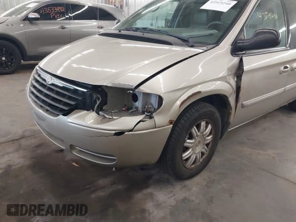 ✅ 2005 Chrysler Town & Country Touring • VIN: 2C4GP54L45R328496 • Lot: 43519240. Listed on IAAI with 170,882 mi. Free auction sales archive from the USA and detailed vehicle history report at DreamBid. Image 6.