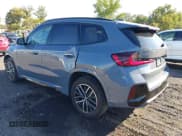✅ 2025 BMW X1 xDrive28i • VIN: WBX73EF04S5127093 • Lot: 43171995. Wystawiony na IAAI z przebiegiem 7 670 mil. Bezpłatny archiwum sprzedaży aukcyjnych z USA i szczegółowy raport historii pojazdu na DreamBid. Zdjęcie 3.