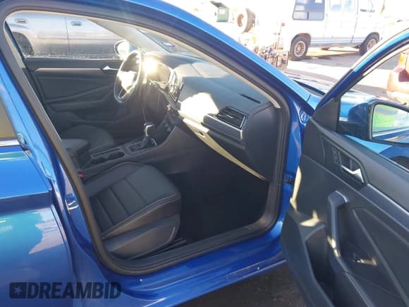 ✅ 2024 Volkswagen Jetta SE • VIN: 3VWEM7BU6RM032624 • Lot: 43857398. Wystawiony na IAAI z przebiegiem 45 420 mil. Bezpłatny archiwum sprzedaży aukcyjnych z USA i szczegółowy raport historii pojazdu na DreamBid. Zdjęcie 5.