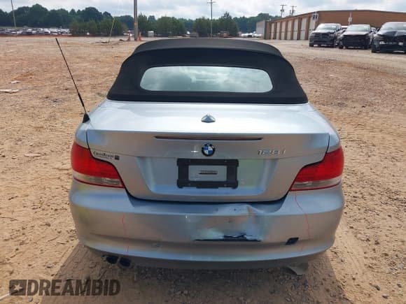 ✅ 2011 BMW 1 Series 128i • VIN: WBAUL7C55BVM81052 • Lot: 42618650. Listed on IAAI with 89,369 mi. Free auction sales archive from the USA and detailed vehicle history report at DreamBid. Image 16.