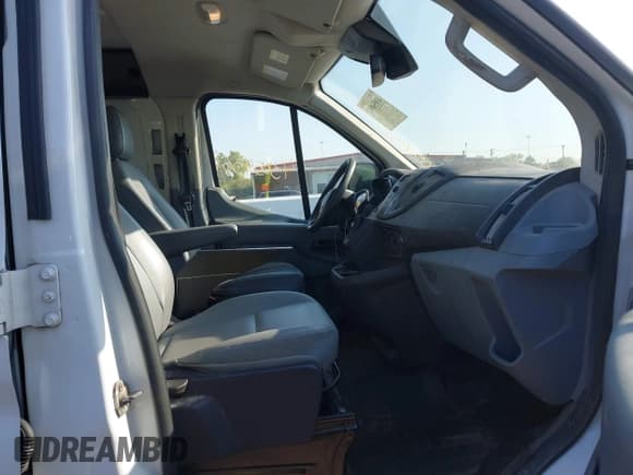 ✅ 2018 Ford Transit • VIN: 1FTYR2ZMXJKA21812 • Lot: 43054561. Wystawiony na IAAI z przebiegiem 219 255 mil. Bezpłatny archiwum sprzedaży aukcyjnych z USA i szczegółowy raport historii pojazdu na DreamBid. Zdjęcie 5.