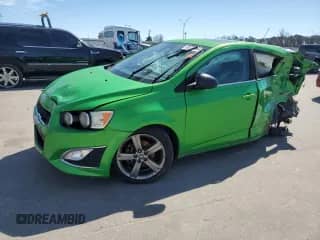 2015 Chevrolet Sonic RS z VIN 1G1JG6SB0F4113667, wystawiony jako Copart lot #83773864 z przebiegiem Nie podano mil oraz Szkoda całkowita • Salvage title. Historia ofert i sprzedaży dostępna na DreamBid. Obrazek 1.