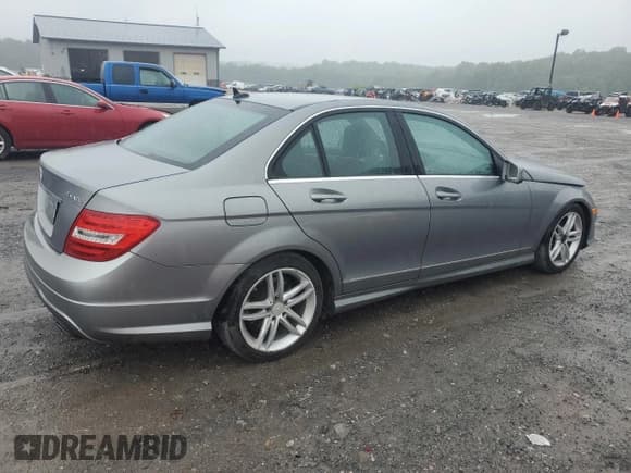 ✅ 2012 Mercedes-Benz C 300 Sport • VIN: WDDGF8BB1CA623884 • Лот: 60801935. Опубликован ранее на Copart с пробегом 146 817 миль. Бесплатный доступ к архиву аукционных продаж из США и подробный отчёт об истории автомобиля на DreamBid. Изображение 3.