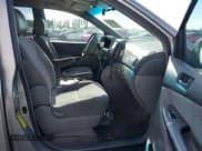 ✅ 2006 Toyota Sienna CE • VIN: 5TDZA23C96S481166 • Lot: 43327024. Wystawiony na IAAI z przebiegiem 375 236 mil. Bezpłatny archiwum sprzedaży aukcyjnych z USA i szczegółowy raport historii pojazdu na DreamBid. Zdjęcie 5.