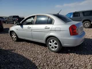 2008 Hyundai Accent GLS z VIN KMHCN46C98U240090, wystawiony jako Copart lot #77001554 z przebiegiem 125 897 mil mil oraz Szkoda całkowita • Salvage title. Historia ofert i sprzedaży dostępna na DreamBid. Obrazek 2.