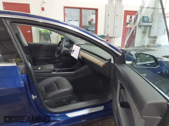✅ 2018 Tesla Model 3 Long Range Battery • VIN: 5YJ3E1EB2JF090155 • Lot: 43514484. Wystawiony na IAAI z przebiegiem 28 353 mil. Bezpłatny archiwum sprzedaży aukcyjnych z USA i szczegółowy raport historii pojazdu na DreamBid. Zdjęcie 5.