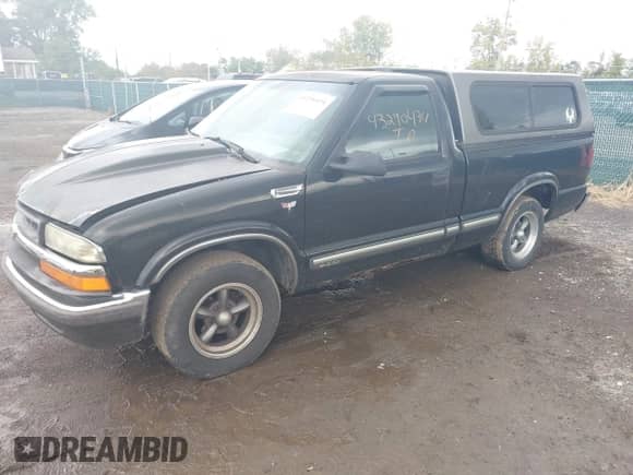 2002 Chevrolet S-10 z VIN 1GCCS14W528163937, wystawiony jako IAAI lot #43290434 z przebiegiem 166 811 mil mil oraz . Historia ofert i sprzedaży dostępna na DreamBid. Obrazek 2.