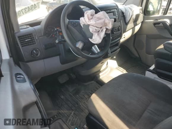 ✅ 2016 Mercedes-Benz Sprinter Cargo • VIN: WD3PE7DD2GP322396 • Lot: 49437965. Wystawiony na Copart z przebiegiem 189 127 mil. Bezpłatny archiwum sprzedaży aukcyjnych z USA i szczegółowy raport historii pojazdu na DreamBid. Zdjęcie 8.