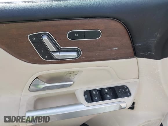 ✅ 2020 Mercedes-Benz GLB 250 • VIN: W1N4M4HB1LW042125 • Lot: 43289788. Listed on IAAI with 100,172 mi. Free auction sales archive from the USA and detailed vehicle history report at DreamBid. Image 19.