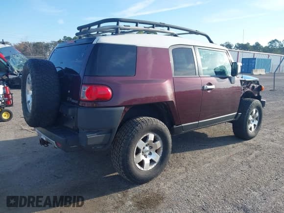 ✅ 2007 Toyota FJ Cruiser • VIN: JTEBU11F570077751 • Lot: 41754323. Wystawiony na IAAI z przebiegiem 284 137 mil. Bezpłatny archiwum sprzedaży aukcyjnych z USA i szczegółowy raport historii pojazdu na DreamBid. Zdjęcie 4.