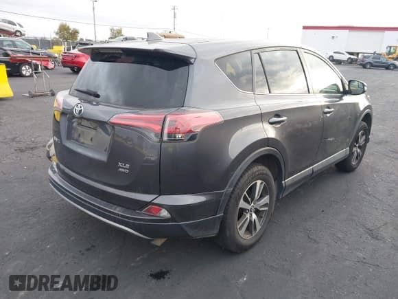 ✅ 2018 Toyota RAV4 XLE • VIN: JTMRFREV5JJ241482 • Лот: 43486718. Опубликован ранее на IAAI с пробегом 34 423 миль. Бесплатный доступ к архиву аукционных продаж из США и подробный отчёт об истории автомобиля на DreamBid. Изображение 4.