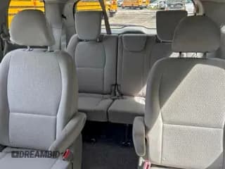 ✅ 2017 Kia Sedona L • VIN: KNDMA5C14H6284063 • Lot: 95262945. Wystawiony na Copart z przebiegiem 200 393 mil. Bezpłatny archiwum sprzedaży aukcyjnych z USA i szczegółowy raport historii pojazdu na DreamBid. Zdjęcie 6.