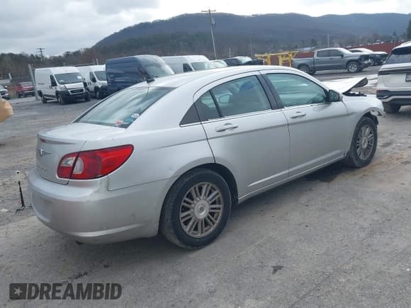 ✅ 2007 Chrysler Sebring • VIN: 1C3LC46K17N510055 • Lot: 43818551. Wystawiony na IAAI z przebiegiem 109 444 mil. Bezpłatny archiwum sprzedaży aukcyjnych z USA i szczegółowy raport historii pojazdu na DreamBid. Zdjęcie 4.