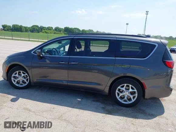 ✅ 2017 Chrysler Pacifica Touring L • VIN: 2C4RC1BG1HR785208 • Лот: 42584438. Опубликован ранее на IAAI с пробегом 93 204 миль. Бесплатный доступ к архиву аукционных продаж из США и подробный отчёт об истории автомобиля на DreamBid. Изображение 15.