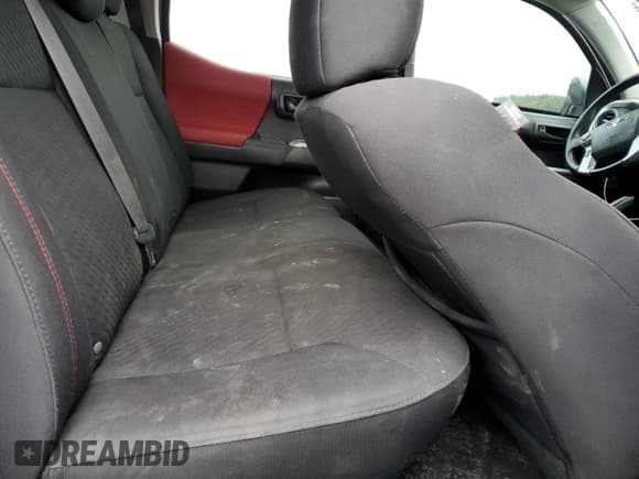 ✅ 2022 Toyota Tacoma SR5 • VIN: 3TMAZ5CN0NM185587 • Lot: 90533725. Wystawiony na Copart z przebiegiem 136 355 mil. Bezpłatny archiwum sprzedaży aukcyjnych z USA i szczegółowy raport historii pojazdu na DreamBid. Zdjęcie 10.