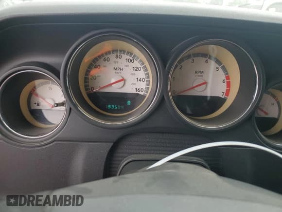 ✅ 2010 Dodge Challenger R/T Classic • VIN: 2B3CJ5DT0AH300633 • Lot: 76148344. Wystawiony na Copart z przebiegiem 193 504 mil. Bezpłatny archiwum sprzedaży aukcyjnych z USA i szczegółowy raport historii pojazdu na DreamBid. Zdjęcie 9.