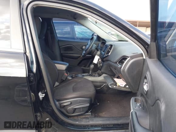 ✅ 2019 Jeep Cherokee Latitude • VIN: 1C4PJLCX7KD243080 • Lot: 42988757. Listed on IAAI with 176,288 mi. Free auction sales archive from the USA and detailed vehicle history report at DreamBid. Image 5.