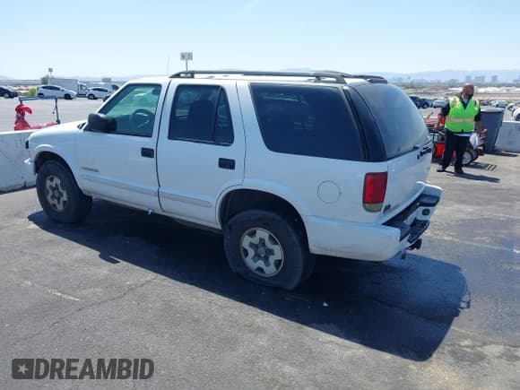✅ 2004 Chevrolet Blazer LS • VIN: 1GNDT13XX4K139559 • Lot: 42126705. Wystawiony na IAAI z przebiegiem 197 460 mil. Bezpłatny archiwum sprzedaży aukcyjnych z USA i szczegółowy raport historii pojazdu na DreamBid. Zdjęcie 3.