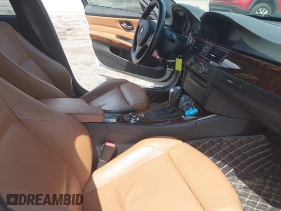 ✅ 2011 BMW 3 Series 335d • VIN: WBAPN7C5XBA949226 • Lot: 42644912. Wystawiony na IAAI z przebiegiem 94 160 mil. Bezpłatny archiwum sprzedaży aukcyjnych z USA i szczegółowy raport historii pojazdu na DreamBid. Zdjęcie 5.