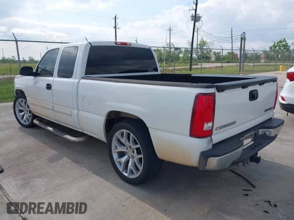 ✅ 2005 Chevrolet Silverado 1500 LS • VIN: 2GCEC19T851312059 • Lot: 42038341. Wystawiony na IAAI z przebiegiem 223 642 mil mil. Skorzystaj z bezpłatnego archiwum sprzedaży aukcyjnych z USA i zobacz szczegółowy raport historii pojazdu na DreamBid. Zdjęcie 3.