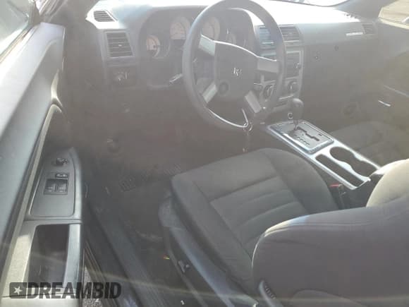 ✅ 2009 Dodge Challenger SE • VIN: 2B3LJ44V69H515716 • Lot: 70335234. Wystawiony na Copart z przebiegiem 255 192 mil. Bezpłatny archiwum sprzedaży aukcyjnych z USA i szczegółowy raport historii pojazdu na DreamBid. Zdjęcie 8.