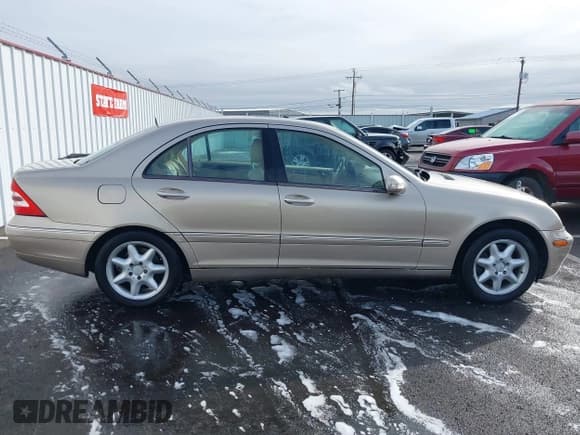 ✅ 2002 Mercedes-Benz C 230/260/280/320 • VIN: WDBRF64J62F205588 • Lot: 41619259. Wystawiony na IAAI z przebiegiem 172 783 mil. Bezpłatny archiwum sprzedaży aukcyjnych z USA i szczegółowy raport historii pojazdu na DreamBid. Zdjęcie 13.
